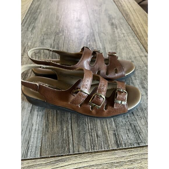 The Leather Collection Women’s Comfort Sandal Sling Back Tan Sz 8W Three Buckle - Picture 4 of 8